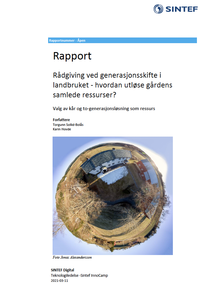 Dette er forsiden av en rapport fra SINTEF som handler om rådgivning ved generasjonsskifte i landbruket. Bildet viser en panoramavisning av en gård, og rapporten er skrevet av Torgunn Sollid-Bolås og Karin Hovde. «KI-generert bildetekst, kvalitetssikret før publisering.»