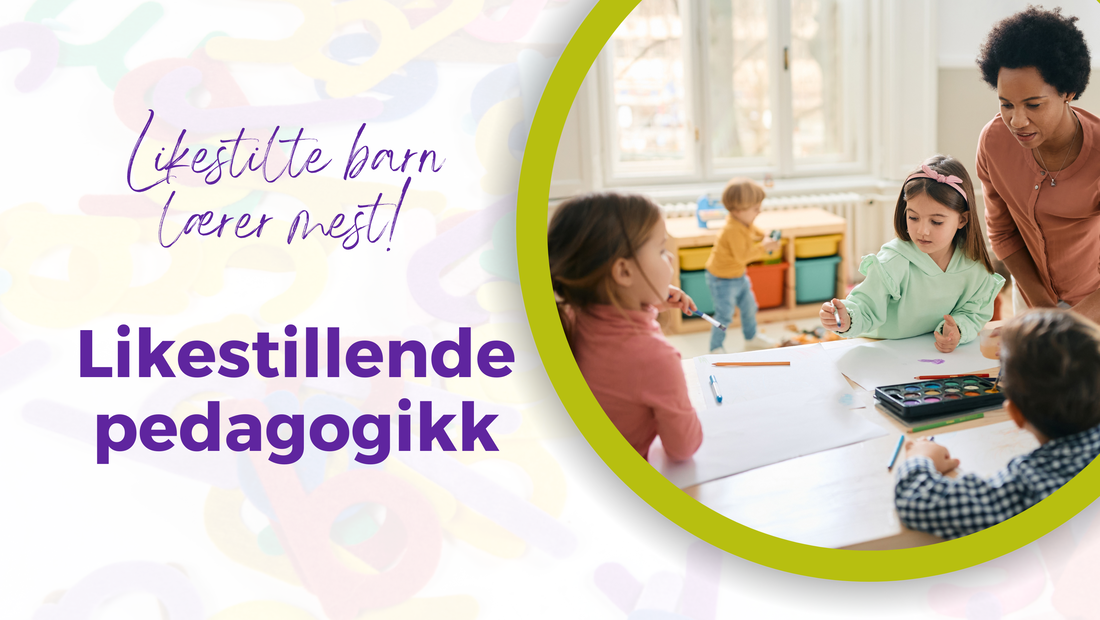 Bildet har en lys, hvit bakgrunn med et fargerikt mønster av lekebokstaver som er delvis synlig. I høyre del av bildet er det en sirkel med grønn kant som inneholder en scene fra et klasserom.

I klasserommet ser vi en voksen kvinne med mørkt, krøllete hår som står nær et bord, der flere barn sitter. Barna er engasjert i kunstneriske aktiviteter, og noen av dem holder på å tegne eller male.

På venstre side av bildet står teksten "Likestilte barn lærer mest!" i en leken, lilla skrift øverst. Lenger ned, i fet, mørk lilla skrift, står det "Likestillende pedagogikk". Teksten er tydelig og lett leselig mot bakgrunnen.