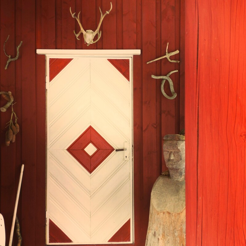 TILSPIKKET MORFAR. Min morfar gikk inn i historien 10 år før jeg ble født. På grunn av sitt særdeles gode håndverk ble han intervjuet i Agderposten i hans tid. Morfar lagde hardingfeler, snusdåser, munnharper, staskniver, brukskniver, smidde også knivblader selv i smia si, var blikkenslager, humorist, og bodde i en liten rød stue. Journalisten spør min morfar om han er en altmuligmann. «Nei, jeg er en ingentingmann.» Han var tater. Ingentingmann. Jeg kjente aldri min mor og hennes familie.