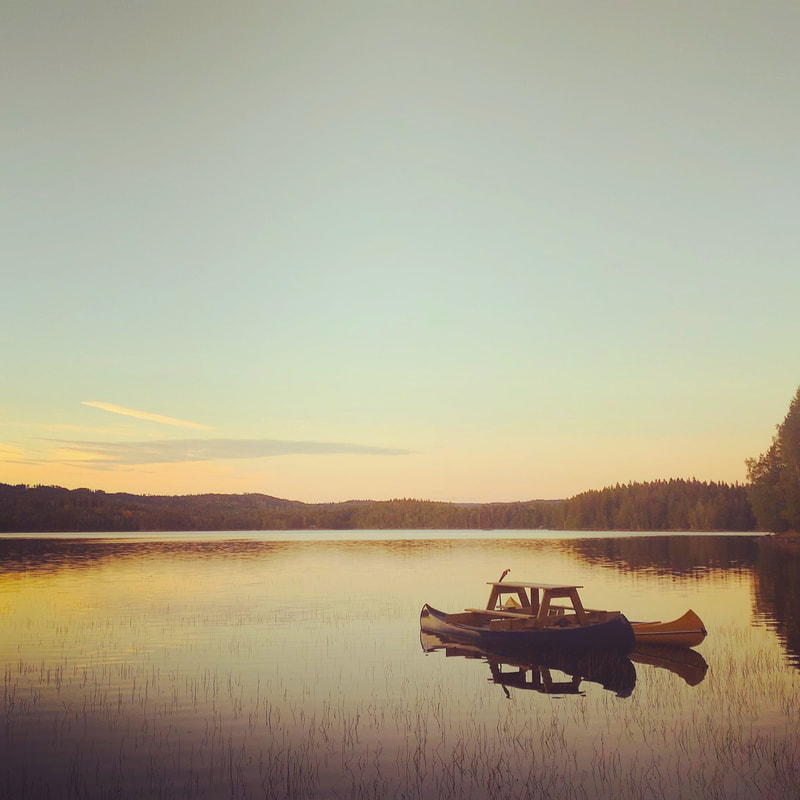 PIKNIK INN I DØDEN. Hvem er jeg? En sjel som holder seg flytende inn i solnedgangen. Min kirke er her, mine forfedres sjelers gravlund er her. Dette er hellig grunn. Men. Jeg eier den heller ikke.