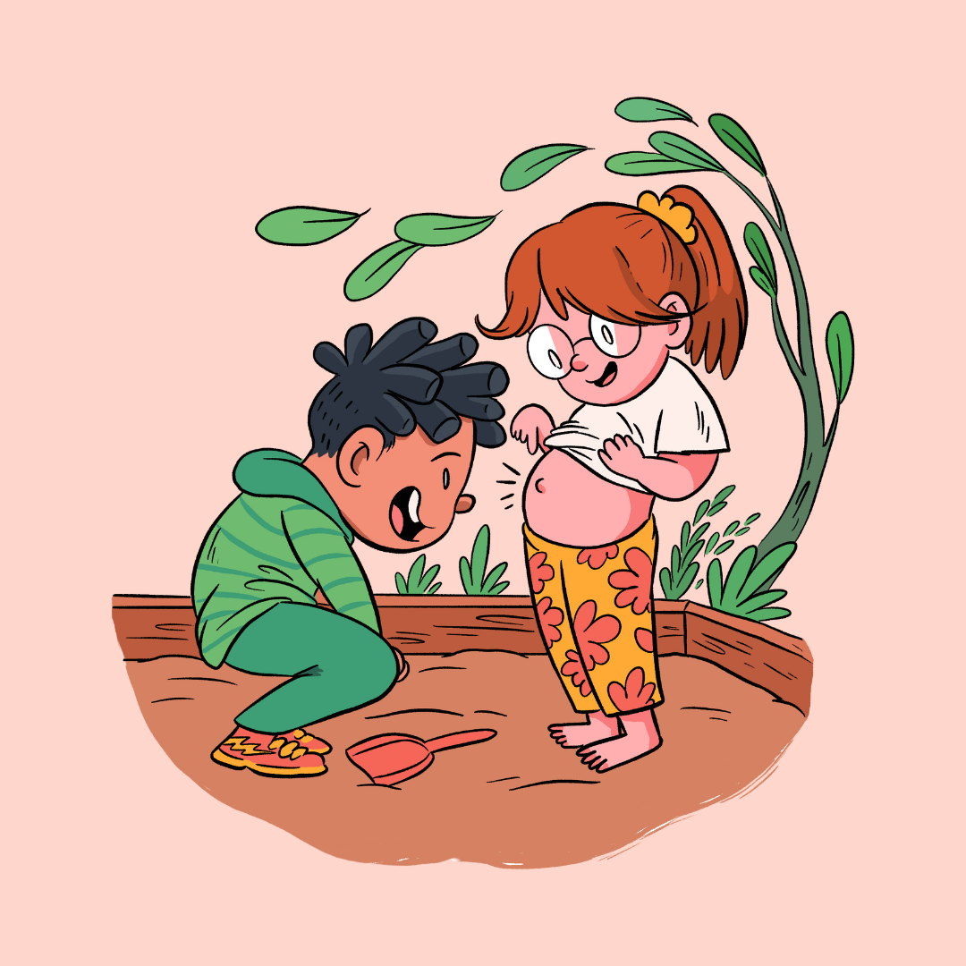 Bildet viser to barn som leker sammen. En av dem sitter på bakken med en spade, mens den andre løfter opp skjorten sin og viser frem magen. De ser glade ut, og det er planter i bakgrunnen. «KI-generert bildetekst, kvalitetssikret før publisering.»