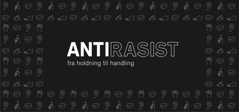 Bildet har teksten "ANTIRASIST" i hvit skrift med ordene "fra holdning til handling" under. Rundt teksten er det en ramme med ikoner av hender, ører og munn. Bakgrunnen er mørk. «KI-generert bildetekst, kvalitetssikret før publisering.» 