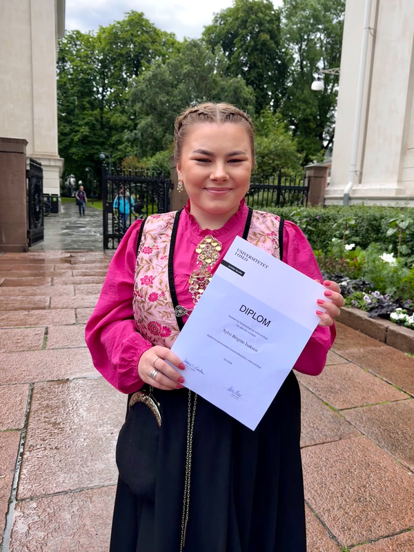 Bilde av Sylvi Birgitte Isaksen med diplom for bestått masteroppgave