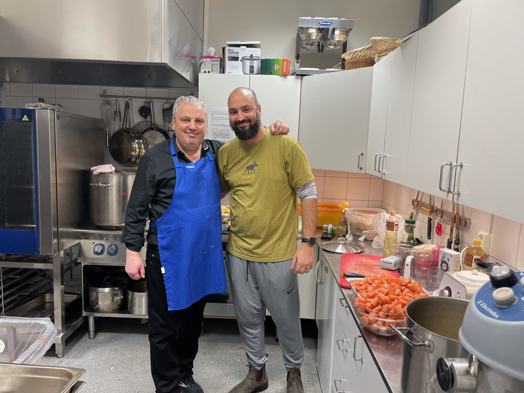 Fordi vi bare er drøyt 700 medlemmer i Det Mosaiske Trossamfund i Oslo må alt gjøres på frivillig basis. Disse gutta både lager mat til de jødiske festene, ordner administrasjon og undervisning og passer på sikkerheten vår så ikke noen ødelegger for oss. Det er egentlig det som gjør at menighetsjobbing er fint fordi vi deler på sorger og gleder i felleskap. Det sosiale nettverket av gamle og unge passer på oss når vi strever og når vi feirer.