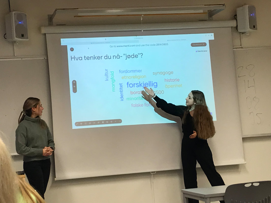 Veiviserne våre reiser rundt til skoler i landet og har en dialog med ungdommer som seg dem selv. Prøver å forklare hvordan det er å leve som norsk jøde i Norge og avmystifisere fordommer og konspirasjonsteorier om hva jøder er, hva vi feirer og hvordan vi forholder oss til Israel.