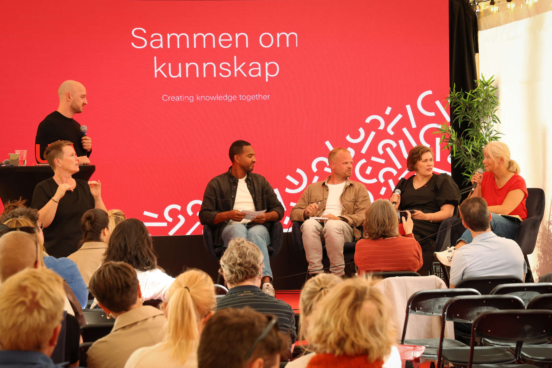Over 80 personer samlet seg i UiA-teltet under Arendalsuka for å høre eksperter diskutere dagens papparolle og fedres plass som omsorgspersoner.