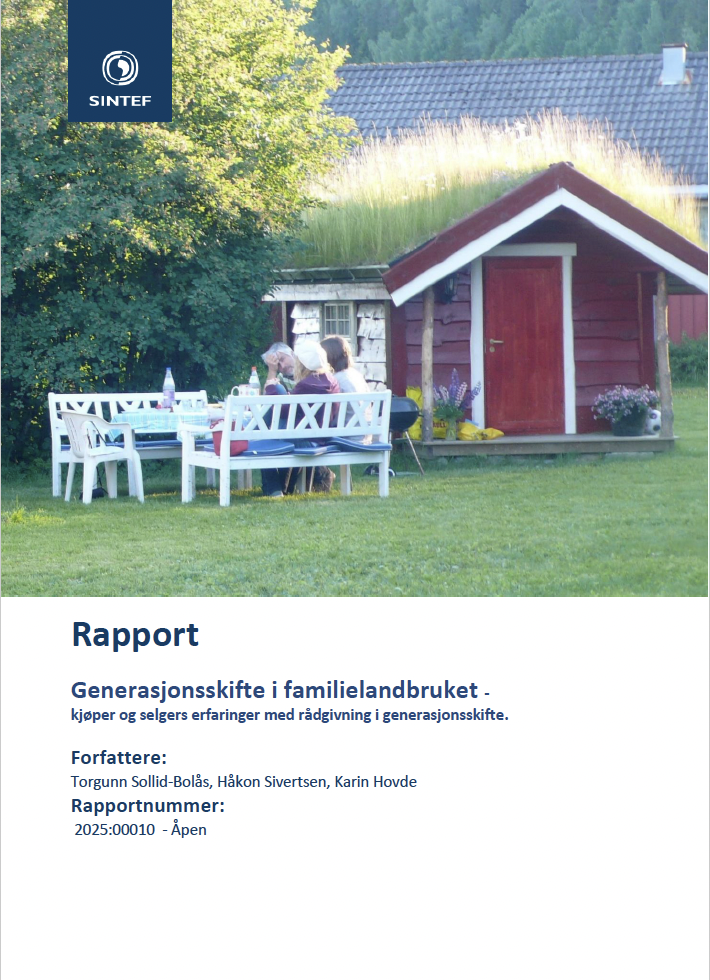 Bildet viser et rapport fra SINTEF med tittelen "Generasjonsskifte i familielandbruket". Det er et bilde av en rød liten bygning med torvtak og et utendørs bord hvor folk sitter. Øverst er SINTEF-logoen, og under er informasjon om forfatterne og rapportnummeret. «KI-generert bildetekst, kvalitetssikret før publisering.»