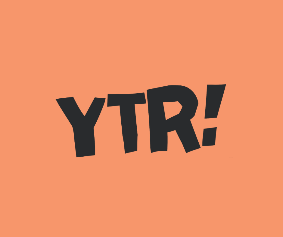 Bildet viser teksten "YTR!" i svart på en oransje bakgrunn.