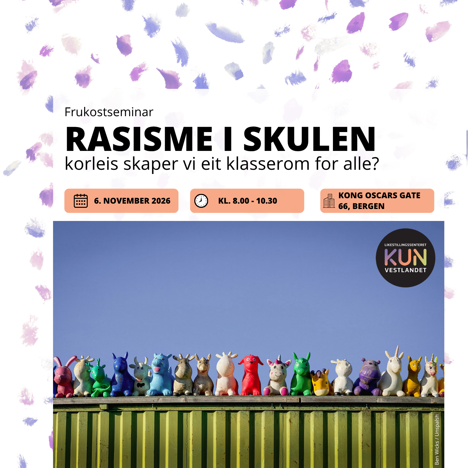 Dette bildet annonserer et frukostseminar med tittelen "Rasisme i skulen - korleis skaper vi eit klasserom for alle?" Seminaret finner sted 6. november 2026 fra kl. 8.00 til 10.30 på Kong Oscars gate 66 i Bergen. Øverst er det abstrakte fargemønstre, og nederst er det et bilde av fargerike plastdyr oppstilt på en grønn gjerdelignende struktur. Logoen til Likestillingssenteret på Vestlandet er også synlig. «KI-generert bildetekst, kvalitetssikret før publisering.»