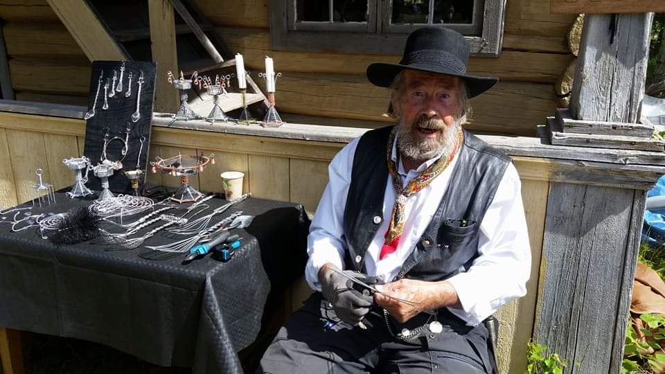 Håndverker selger sine produkter.