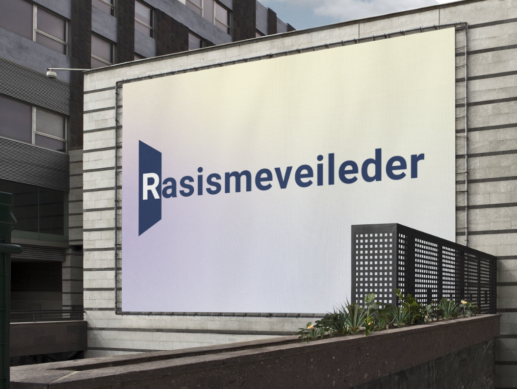 Bildet viser en stor reklametavle på en bygning med teksten "Rasismeveileder".