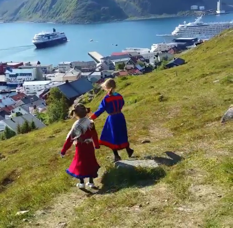 Barna danser i bakken og ser på turistbåtene.