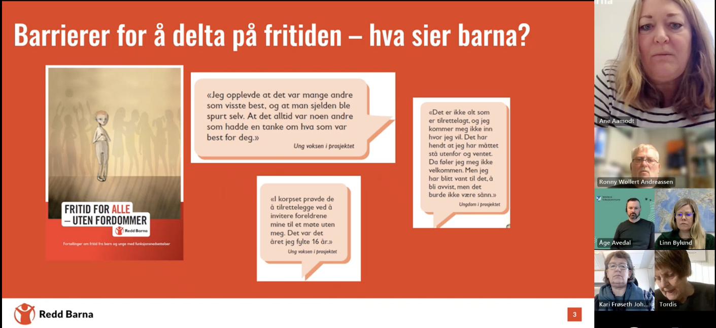 Bildet har tittelen "Barrierer for å delta på fritiden – hva sier barna?" og handler om utfordringer for barn og unge med funksjonsnedsettelser. Det er inkludert sitater fra barn som uttrykker følelser av å ikke bli inkludert eller hørt, og plakaten er fra Redd Barna. Nederst er det et videomøte med seks personer, inkludert navnene deres.
