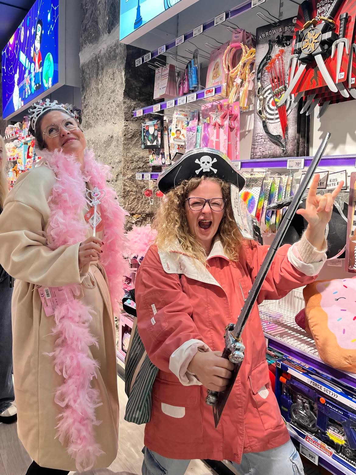 Seniorrådgivere Mari Aarbakke og Susanne Morales Ree undersøker hvor kjønnsdelt lekeutvalget til barn er på en av Københavns største leketøysbutikker.