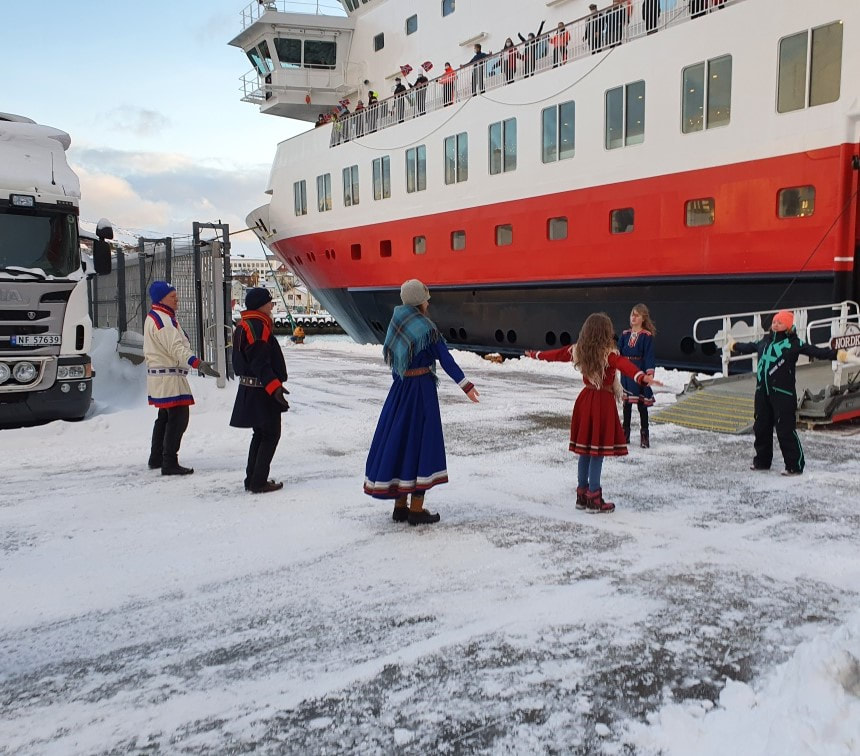 Samisk BlimE-dans med hurtigruta på kaia.