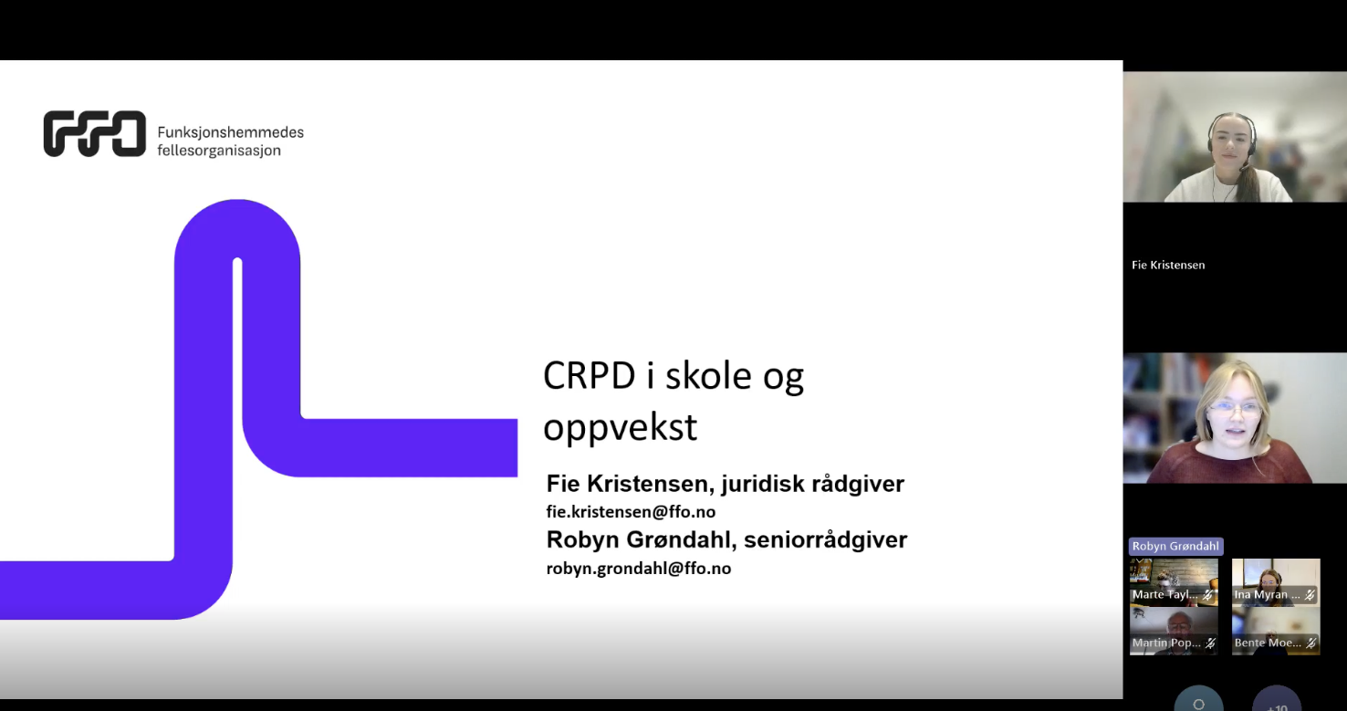 Bildet viser en presentasjon med tittelen "CRPD i skole og oppvekst" fra Funksjonshemmedes fellesorganisasjon. Det er to personer synlige i et videochat-vindu, sammen med flere deltakere nederst. Navn og kontaktinformasjon til to rådgivere, Fie Kristensen og Robyn Grøndahl, er oppført.