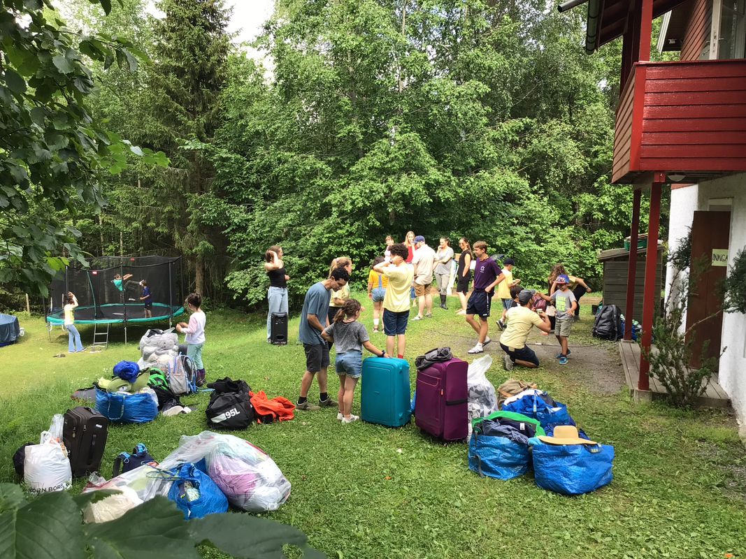 Kanskje det morsomste og mest verdifulle en familie er med på er de jødiske sommerleirene som begynner når barna starter i skolen. Første gang hjemmefra og foreldre har bakt kaker og stekt kyllinger i ukesvis, funnet frem til ungdommer som vil være leirmammaer og pappaer, bidrar til å planlegge jødiske aktiviteter med gamle tradisjoner, sanger og lek.