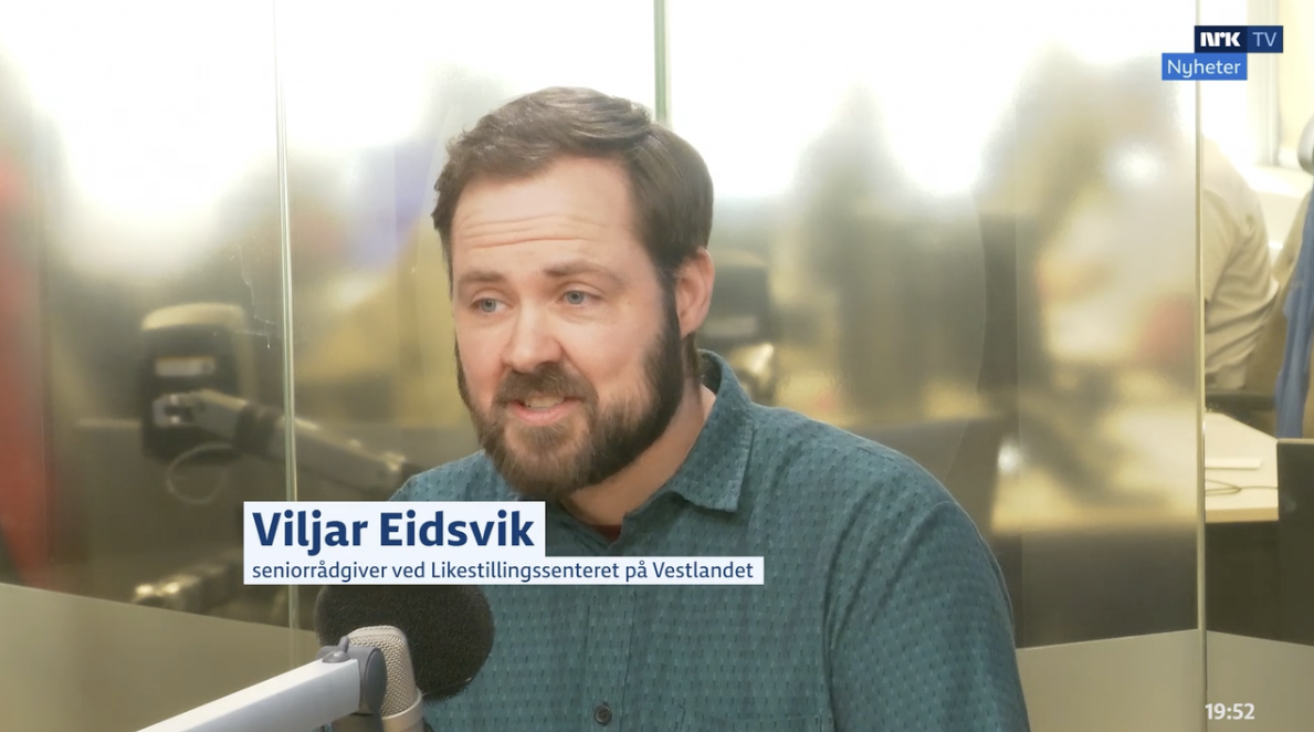 Dette bildet viser en person som snakker inn i en mikrofon under en TV-nyhetssending. Det er en tekstboks nederst som sier: "Viljar Eidsvik, seniorrådgiver ved Likestillingssenteret på Vestlandet." Det er også et logo for NRK TV Nyheter øverst til høyre. «KI-generert bildetekst, kvalitetssikret før publisering.»