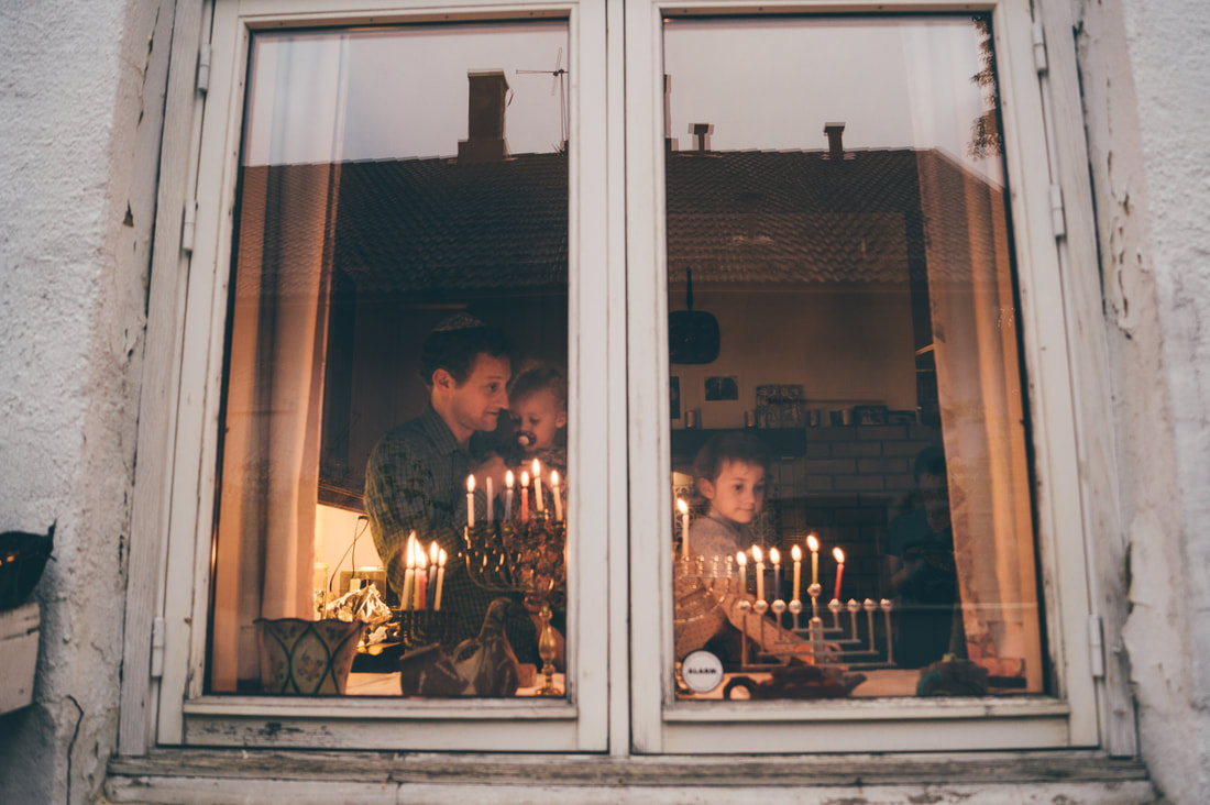 Hanukka som feires i åtte dager i desember er også en gledesfest der åtte lys skal tennes av hver og en og settes i vinduskarmen så alle kan se dem. Handler om å våge å identifisere seg og stå opp for egen historie og tradisjon.