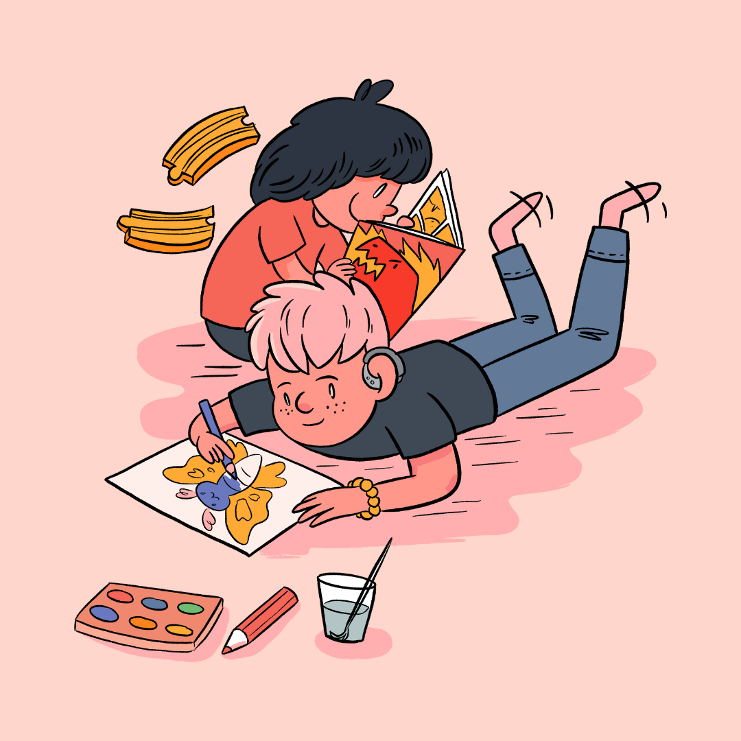 Bildet viser to barna som ligger på gulvet. Barnet foran tegner eller maler et bilde og har kunstutstyr som maling, pensel og vann ved siden av seg. Barn bak leser i en bok. De ser avslappet ut og opptatt med hvert sitt. «KI-generert bildetekst, kvalitetssikret før publisering.»