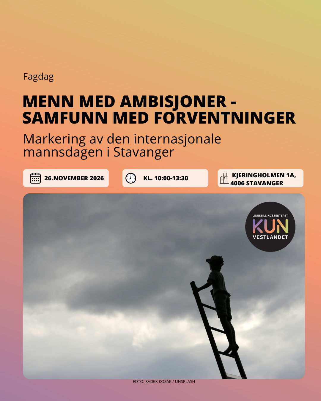 Bildet er en plakat for en fagdag i Stavanger med tittelen "Menn med ambisjoner - samfunn med forventninger" i anledning den internasjonale mannsdagen. Arrangementet finner sted 26. november 2026, fra kl. 10:00 til 13:30 på Kjerholmen 1A. Plakaten har en silhuett av en person på en stige mot en overskyet himmel.